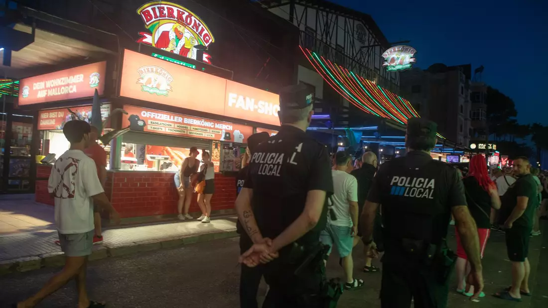 Ein deutscher Tourist ist auf Mallorca von zwei ebenfalls deutschen Angreifern bei einem Raubüberfall mit einem Messer verletzt worden. (Archivbild) - Bild: Clara Margais/dpa