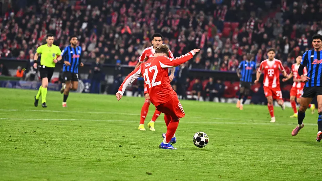 Lennart Karl erzielt mit seinem starken linken Fuß das 3:0. - Bild: Tom Weller/dpa