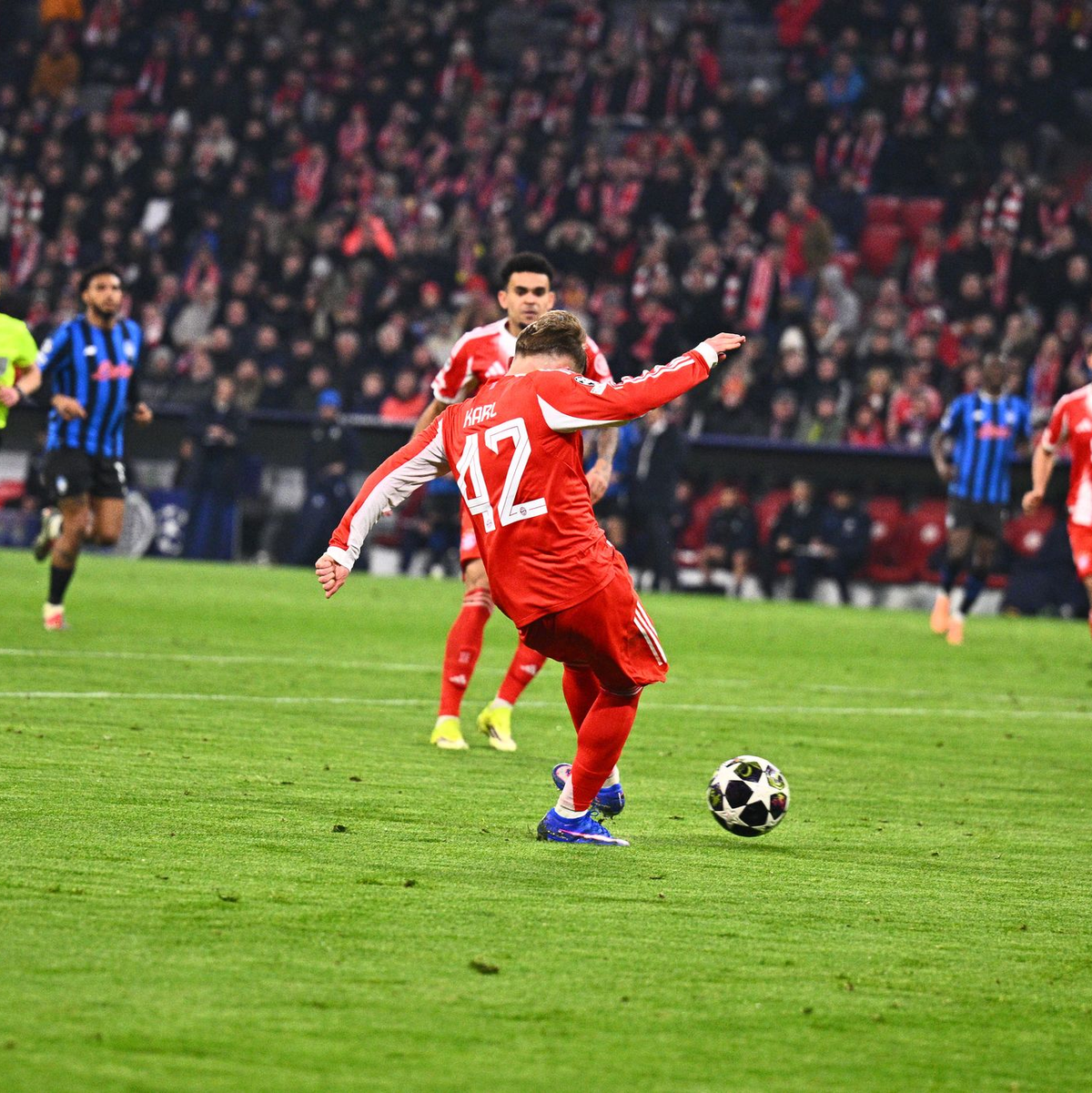 Lennart Karl erzielt mit seinem starken linken Fuß das 3:0. - Foto: Tom Weller/dpa