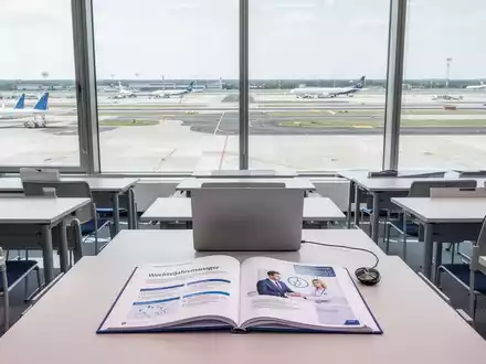 Flughafen München und AKAD starten Wechseljahre-Manager-Kurs - Foto: über boerse-global.de