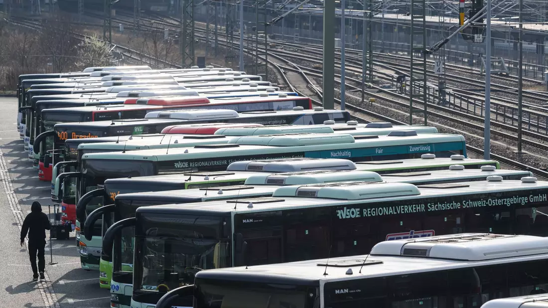 Erneut bleiben Busse und Bahnen wegen eines Warnstreiks in vielen Bundesländern in den Depots. (Archivbild) - Bild: Robert Michael/dpa