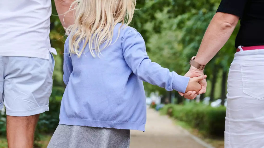 Familie und Kinder machen laut einer Umfrage viele Menschen in Deutschland glücklich. (Symbolbild) - Bild: Annette Riedl/dpa