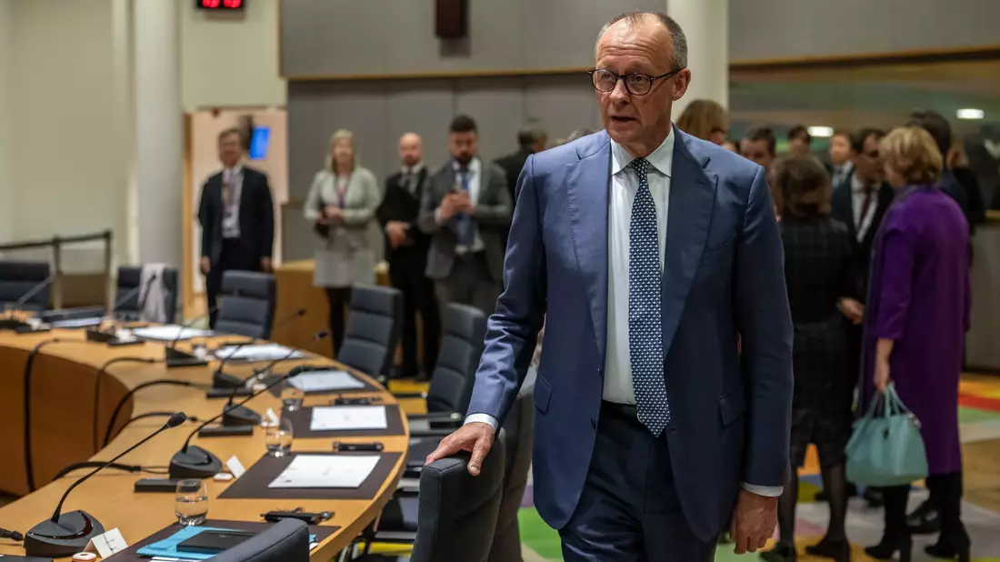 Bundeskanzler Friedrich Merz will Ungarns Regierungschef Viktor Orban in Brüssel zur Aufgabe der Blockade bewegen. (Archivbild) - Bild: Michael Kappeler/dpa