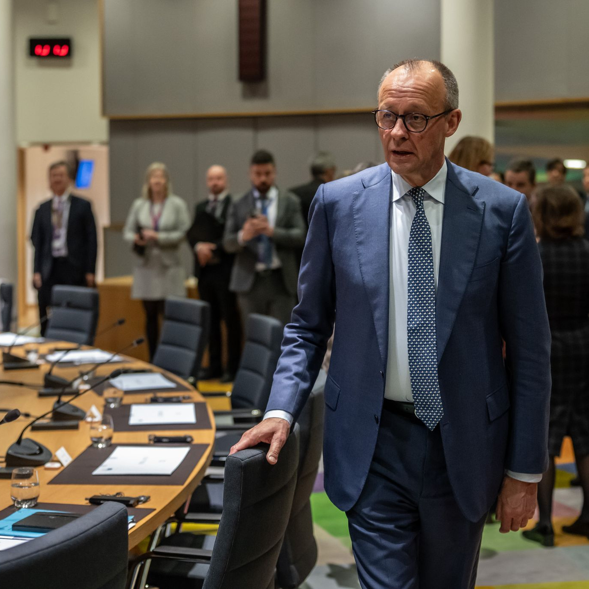 Bundeskanzler Friedrich Merz will Ungarns Regierungschef Viktor Orban in Brüssel zur Aufgabe der Blockade bewegen. (Archivbild) - Foto: Michael Kappeler/dpa