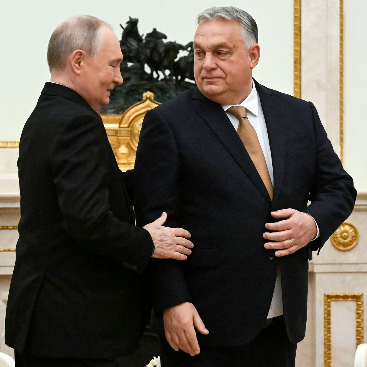 Orban unterhält trotz des russischen Angriffskriegs gegen die Ukraine gute Kontakte zu Kremlchef Wladimir Putin. (Archivbild) - Foto: Alexander Nemenov/Pool AFP via AP/dpa