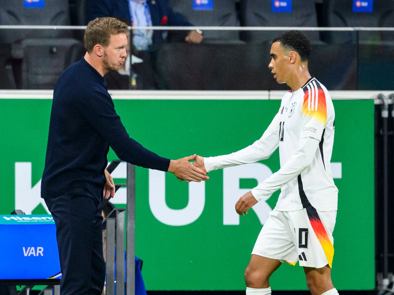 Julian Nagelsmann muss noch warten, bis er Jamal Musiala wieder im Kreis der Nationalmannschaft begrüßen kann. (Archivbild) - Foto: Tom Weller/dpa