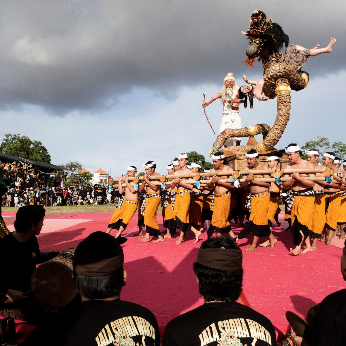 Die kunstvoll gestalteten Skulpturen, Ogoh-Ogoh genannt, stehen für böse Geister – und werden in einem symbolischen Akt der Reinigung verbrannt. - Foto: Firdia Lisnawati/AP/dpa