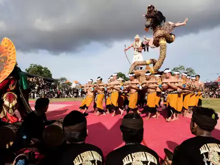 Die kunstvoll gestalteten Skulpturen, Ogoh-Ogoh genannt, stehen für böse Geister – und werden in einem symbolischen Akt der Reinigung verbrannt. - Foto: Firdia Lisnawati/AP/dpa