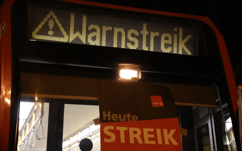 «Warnstreik» steht auf der Anzeige einer Stadtbahn in Köln. - Foto: Sascha Thelen/dpa