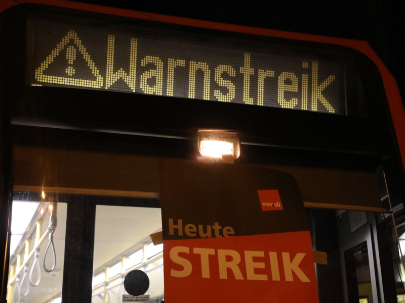 «Warnstreik» steht auf der Anzeige einer Stadtbahn in Köln. - Foto: Sascha Thelen/dpa
