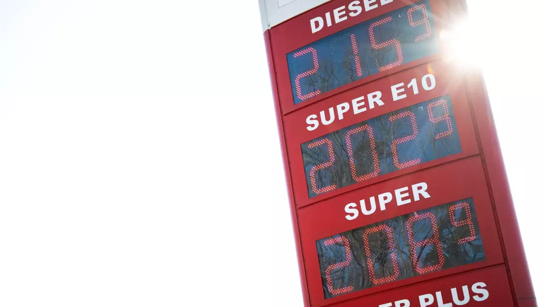 In Deutschland sind die Spritpreise zuletzt langsamer gestiegen als in seinen Nachbarländern. - Bild: Philip Dulian/dpa