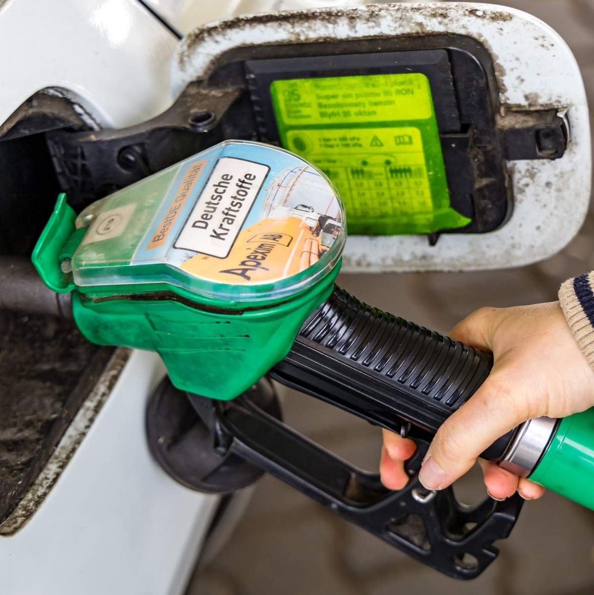 Tanken in Polen ist deutlich günstiger als in Deutschland. (Archivbild) - Foto: Frank Hammerschmidt/dpa