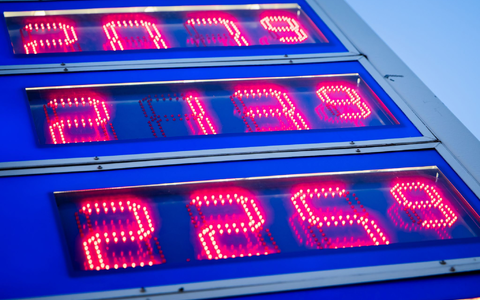 An den Tankstellen bekommen die Menschen in Deutschland die Auswirkungen des Krieges im Iran zu spüren. (Symbolbild) - Foto: Christoph Soeder/dpa
