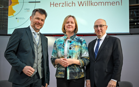 Marika Linntam, Botschafterin der Republik Estland in Berlin, berichtet von Präventionsmaßnahmen ihres Landes gegen Sabotage und Cyberoperationen Russlands.  - Foto: Soeren Stache/dpa