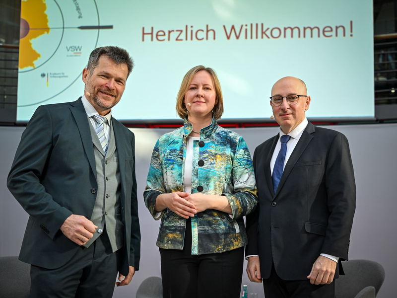 Marika Linntam, Botschafterin der Republik Estland in Berlin, berichtet von Präventionsmaßnahmen ihres Landes gegen Sabotage und Cyberoperationen Russlands.  - Foto: Soeren Stache/dpa