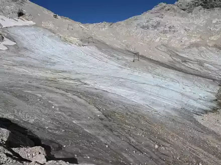 Am Nördlichen Schneeferner lag bis in den Juli Altschnee und ließ den Gletscher größer aussehen. (Archivbild) - Foto: Angelika Warmuth/dpa