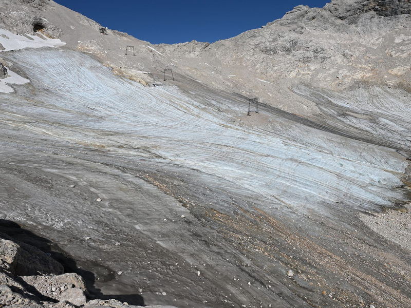 Am Nördlichen Schneeferner lag bis in den Juli Altschnee und ließ den Gletscher größer aussehen. (Archivbild) - Foto: Angelika Warmuth/dpa