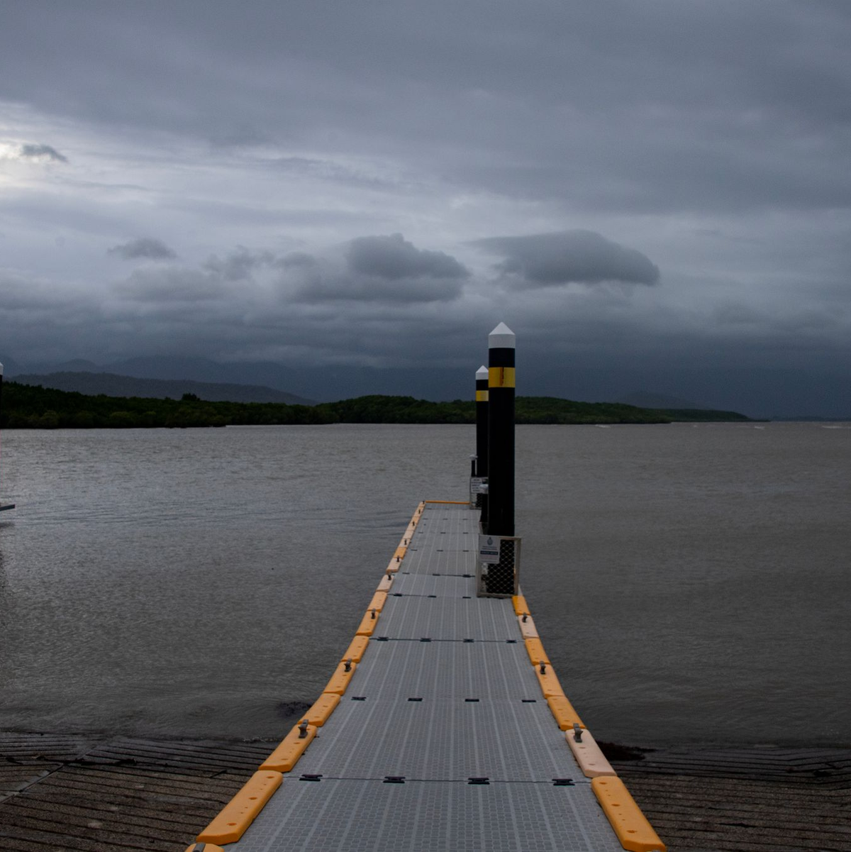 Noch ist die See ruhig, aber die Sturmwolken ziehen auf: Die Behörden warnen vor Böen von mehr als 250 Kilometern pro Stunde durch den Zyklon «Narelle».  - Foto: Brian Cassey/AAP/dpa