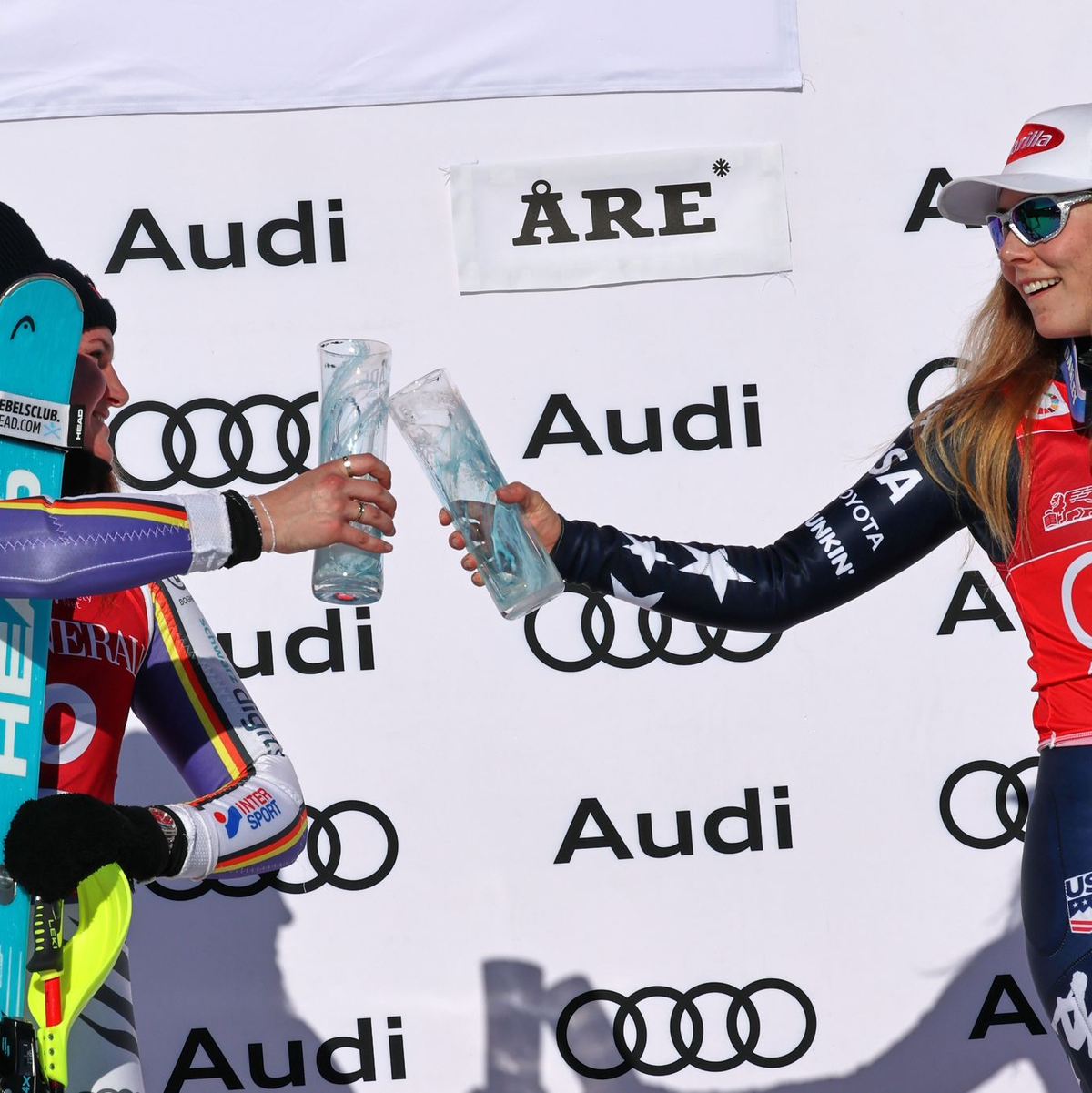 Wer gratuliert wem beim Weltcup-Finale? Emma Aicher (links) und Mikaela Shiffrin stehen vor einem großen Showdown. (Archivbild) - Foto: Marco Trovati/AP/dpa