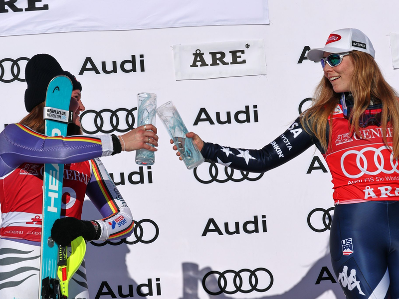 Wer gratuliert wem beim Weltcup-Finale? Emma Aicher (links) und Mikaela Shiffrin stehen vor einem großen Showdown. (Archivbild) - Foto: Marco Trovati/AP/dpa