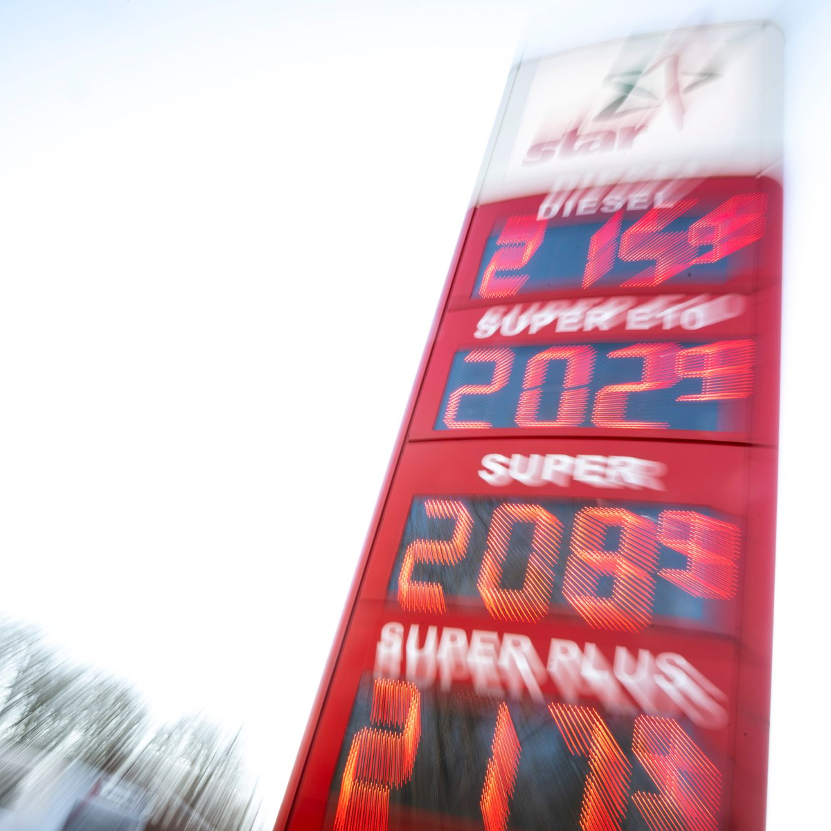 Die Spritpreise in Deutschland sind seit Beginn des Iran-Kriegs stark gestiegen. - Foto: Philip Dulian/dpa