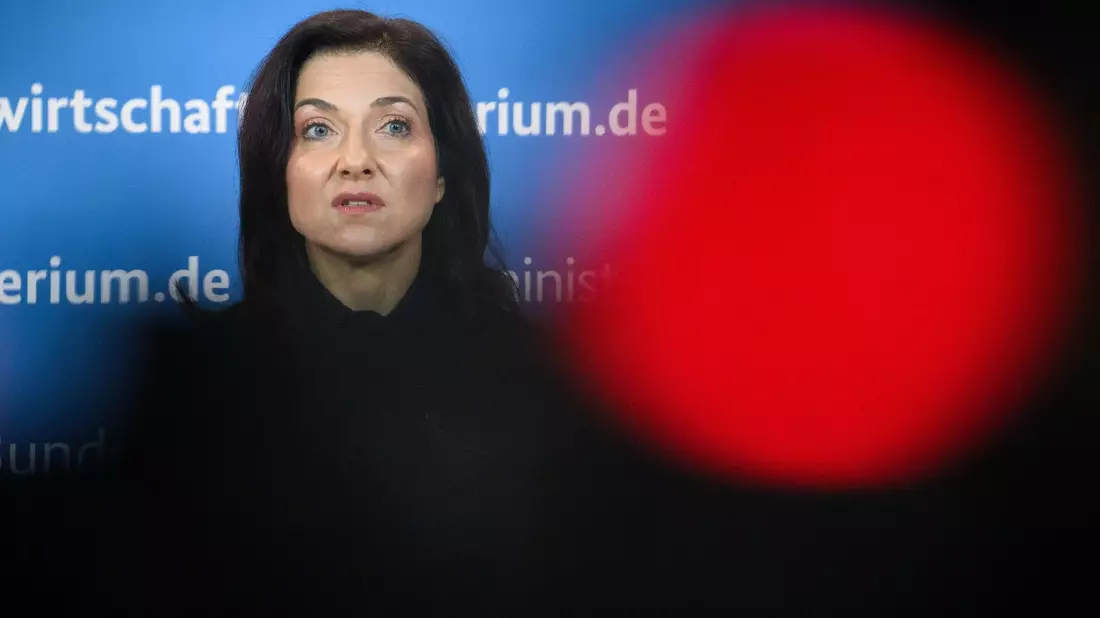 Bundeswirtschaftsministerin Reiche soll den Ländern einen Plan zur Entlastung der Verbraucher präsentieren. (Archivbild) - Bild: Bernd von Jutrczenka/dpa