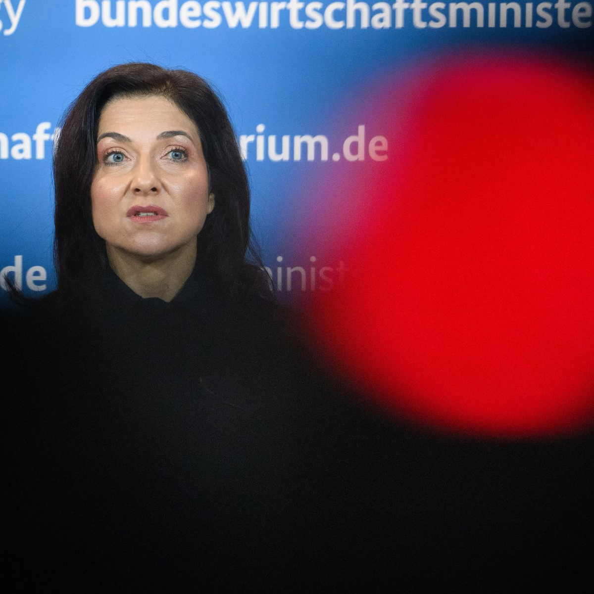 Bundeswirtschaftsministerin Reiche soll den Ländern einen Plan zur Entlastung der Verbraucher präsentieren. (Archivbild) - Foto: Bernd von Jutrczenka/dpa