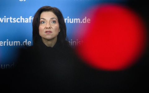Bundeswirtschaftsministerin Reiche soll den Ländern einen Plan zur Entlastung der Verbraucher präsentieren. (Archivbild) - Foto: Bernd von Jutrczenka/dpa