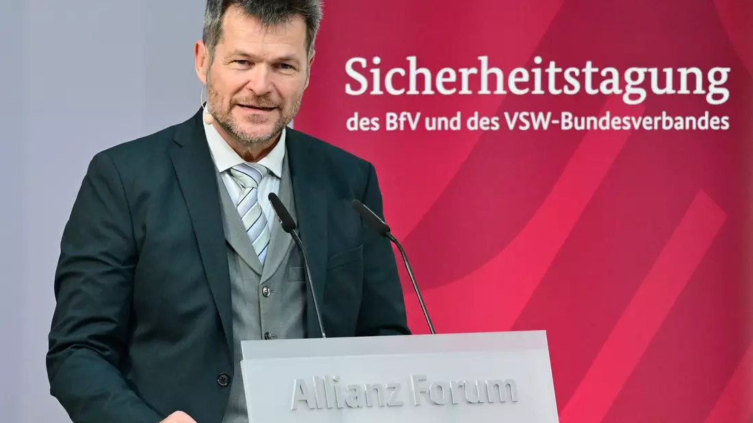 «Die Dynamik der Bedrohungen erforderte schnellere Fortschritte», sagt der Präsident des Verbandes für Sicherheit in der Wirtschaft, Johannes Strümpfel.  - Bild: Soeren Stache/dpa