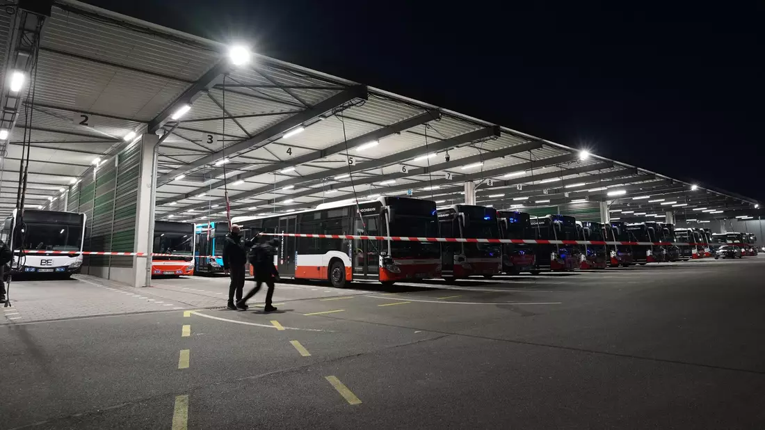 Linienbusse der Hamburger Hochbahn AG stehen auf dem Busbetriebshof Langenfelde. - Bild: Marcus Brandt/dpa