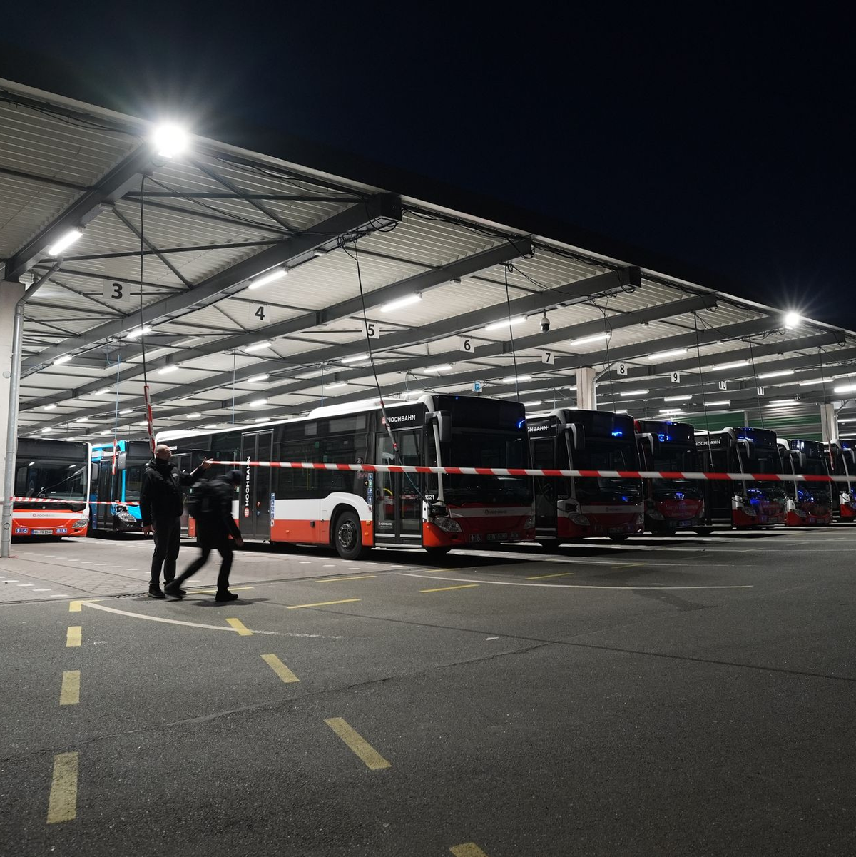 Linienbusse der Hamburger Hochbahn AG stehen auf dem Busbetriebshof Langenfelde. - Foto: Marcus Brandt/dpa