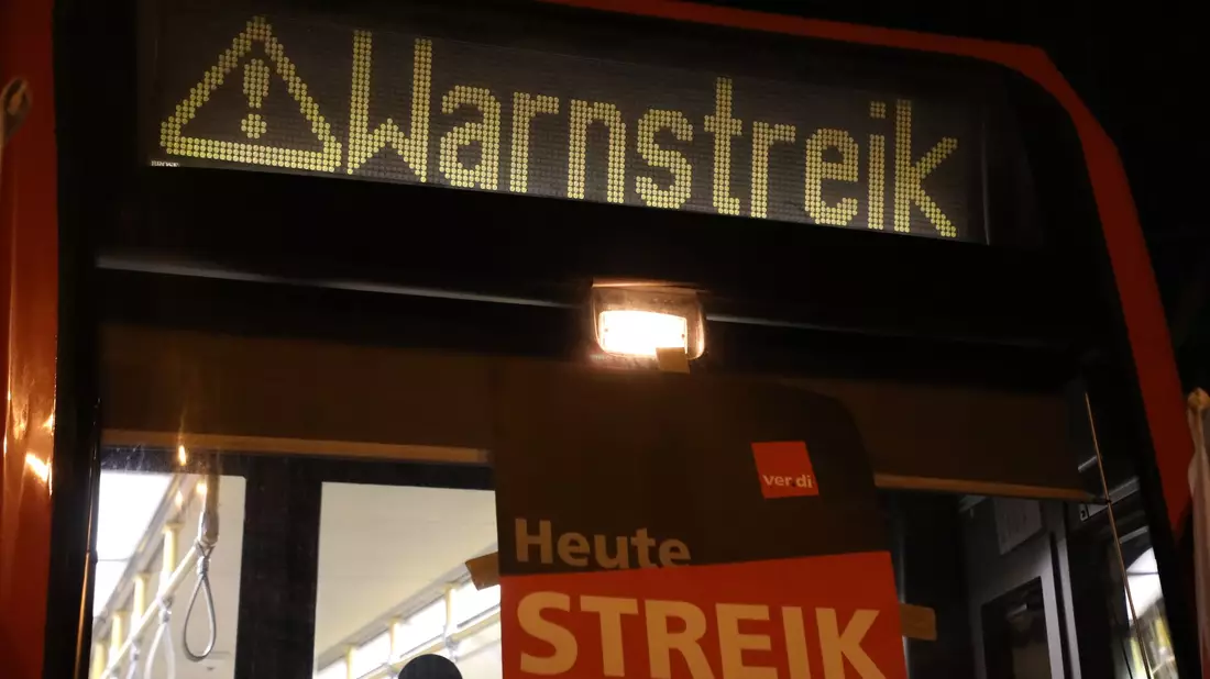 «Warnstreik» steht auf der Anzeige einer Stadtbahn in Köln. - Bild: Sascha Thelen/dpa