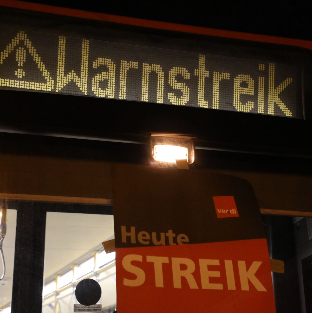 «Warnstreik» steht auf der Anzeige einer Stadtbahn in Köln. - Foto: Sascha Thelen/dpa