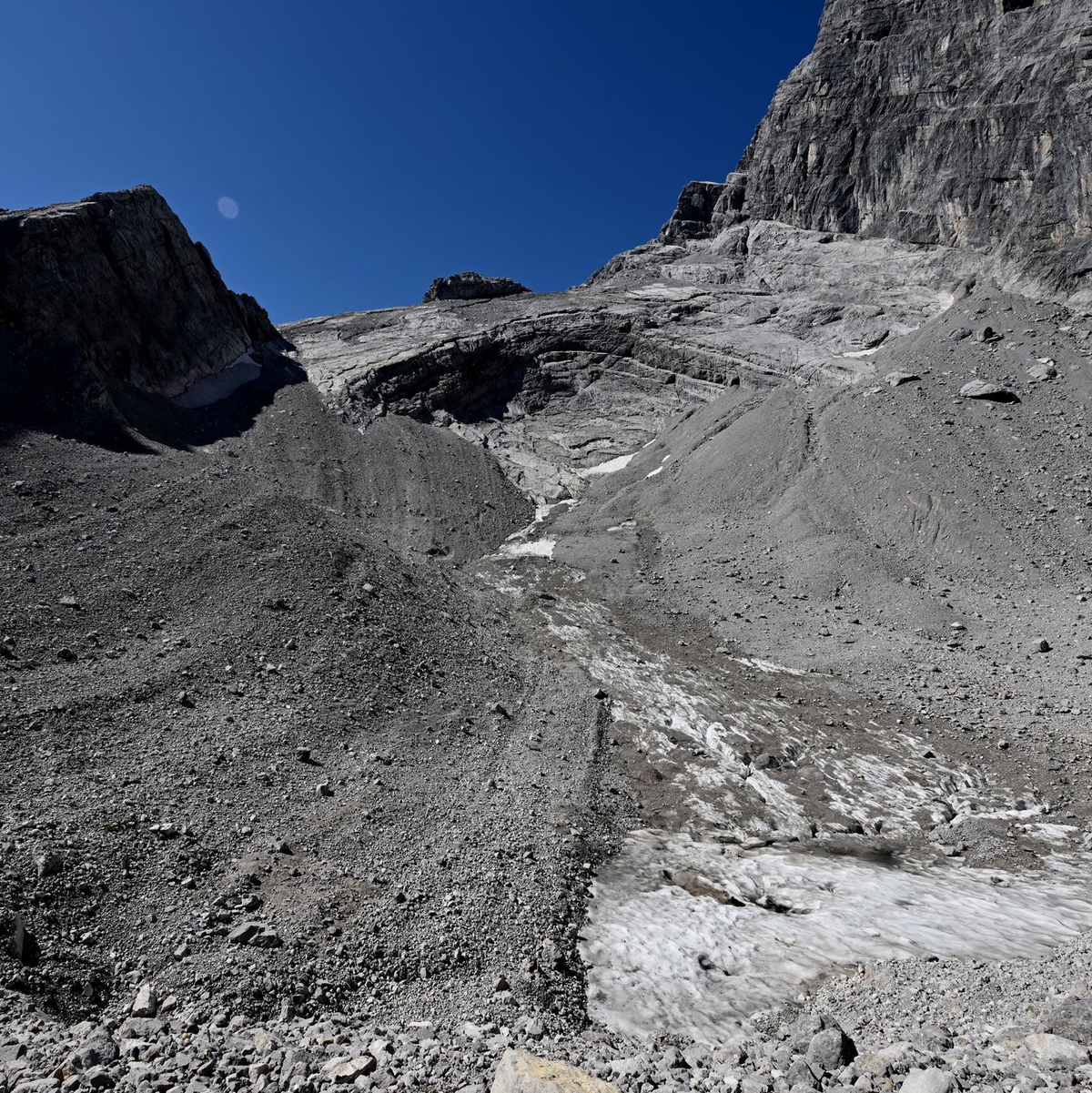 Die Reste des Gletschers Watzmann. - Foto: Angelika Warmuth/dpa