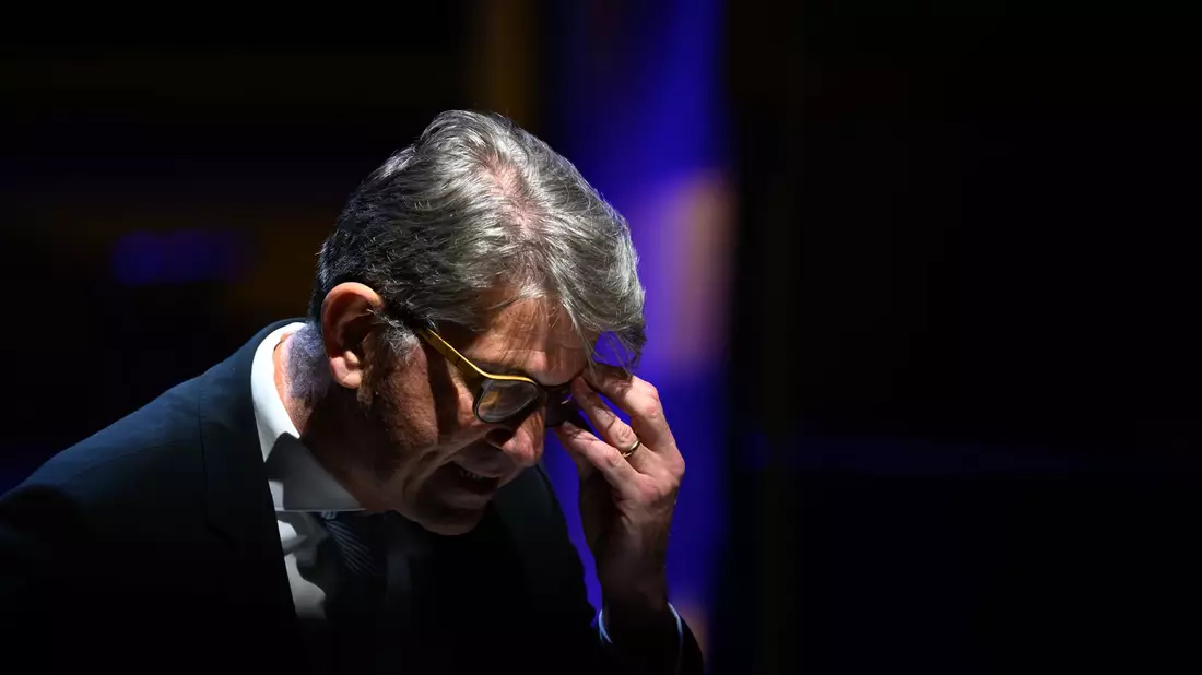 Kulturstaatsminister Wolfram Weimer musste sich im Leipziger Gewandhaus auch Buhrufe und Kritik anhören.  - Bild: Hendrik Schmidt/dpa