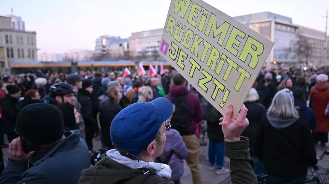 In Leipzig forderten Demonstranten Weimers Rücktritt.  - Bild: Hendrik Schmidt/dpa