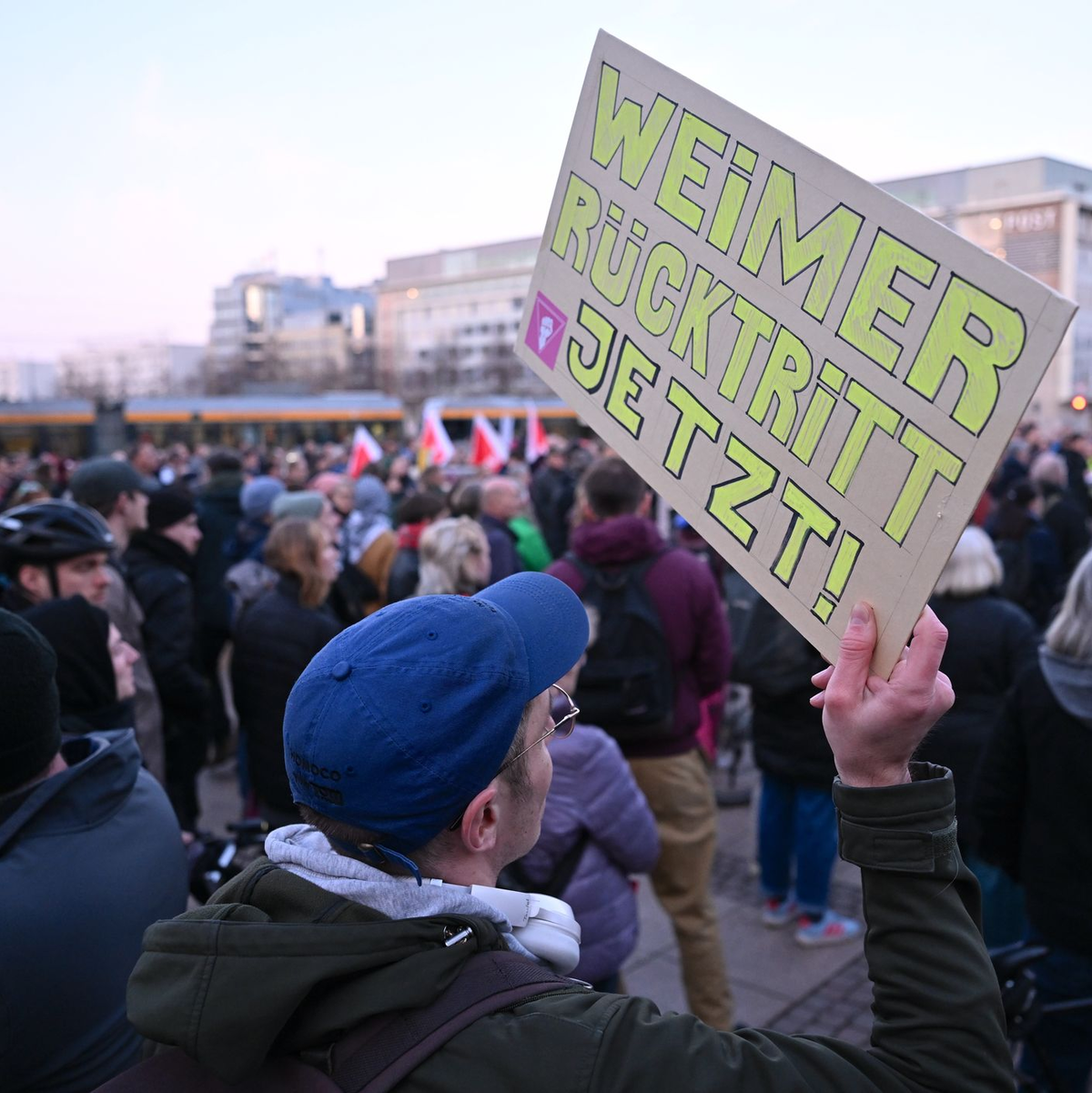 In Leipzig forderten Demonstranten Weimers Rücktritt.  - Foto: Hendrik Schmidt/dpa