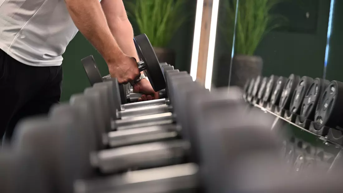 Ran an die Hanteln: Deutschlands Fitnessstudios haben immer mehr Mitglieder - aber kommen die auch immer? (Archivbild) - Bild: Wolf von Dewitz/dpa