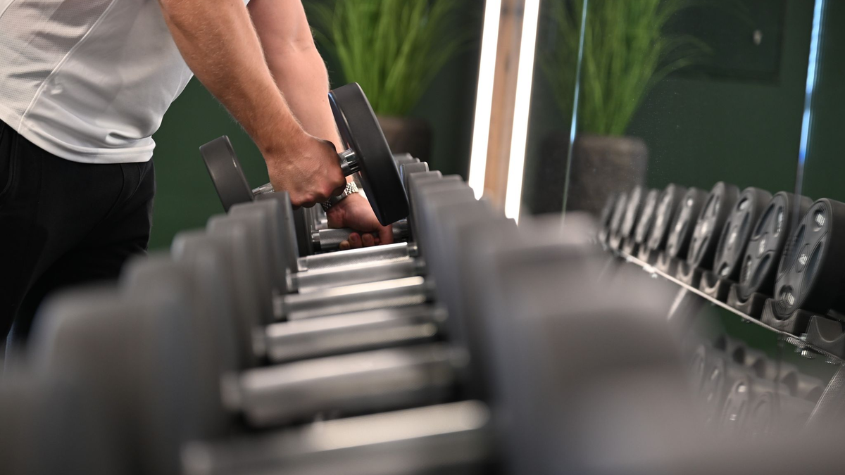 Ran an die Hanteln: Deutschlands Fitnessstudios haben immer mehr Mitglieder - aber kommen die auch immer? (Archivbild) - Foto: Wolf von Dewitz/dpa