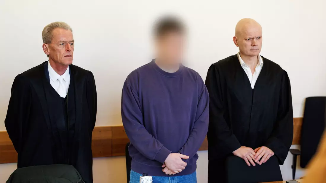 Der Mordprozess hat am Landgericht Detmold mit einem Geständnis des Angeklagten begonnen. - Bild: Friso Gentsch/dpa