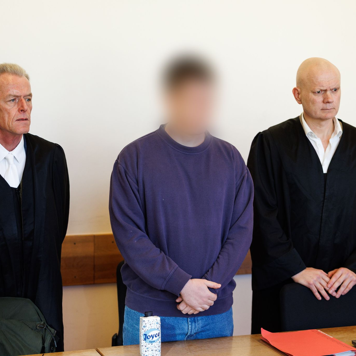 Der Mordprozess hat am Landgericht Detmold mit einem Geständnis des Angeklagten begonnen. - Foto: Friso Gentsch/dpa
