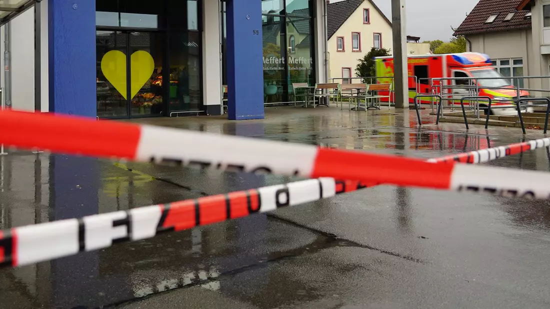 Der mutmaßliche Angreifer soll die Tat in einem Supermarkt begangen haben. (Archivbild) - Bild: Christian Müller/dpa