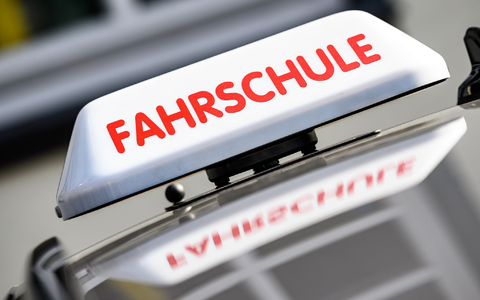 Ein Fahrschüler tritt betrunken zu einer Fahrstunde in Haselünne an und wird von der Polizei gestoppt. (Symbolbild) - Foto: Swen Pförtner/dpa