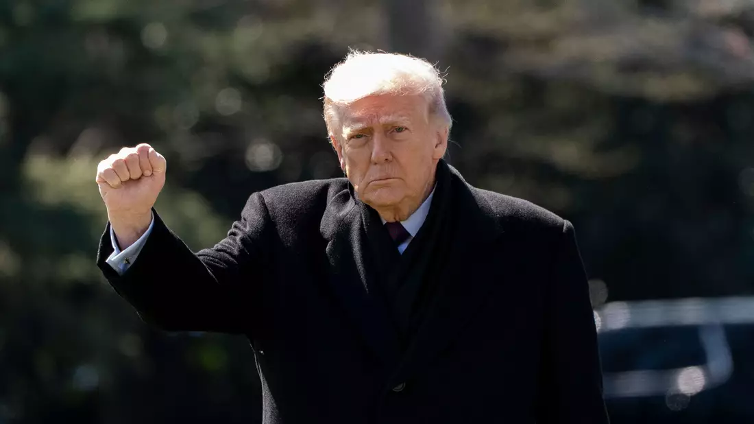 Trump droht dem Iran mit massiven Bombardierungen eines wichtigen Gasfelds.  - Bild: Alex Brandon/AP/dpa