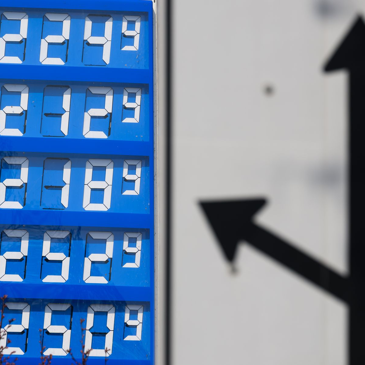 Die Spritpreise sind nach oben geschnellt. - Foto: Robert Michael/dpa