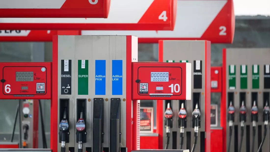 Was passiert, wenn die Spritpreise weiter steigen? - Bild: Robert Michael/dpa