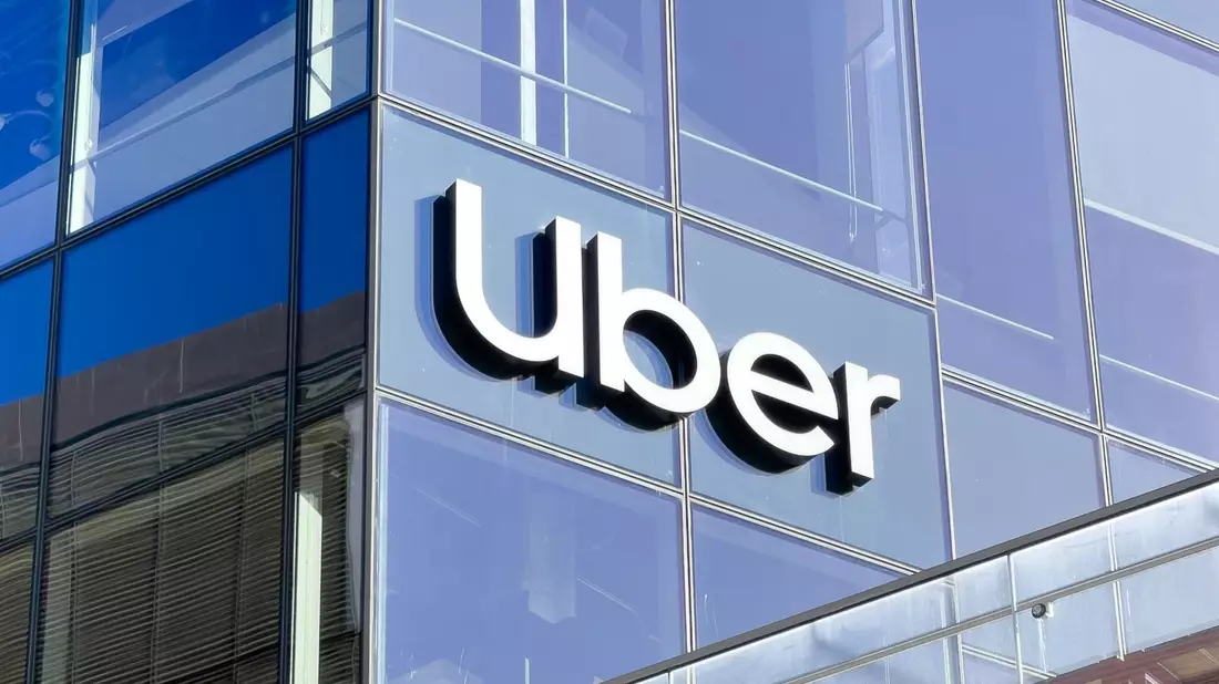 Uber will zur Plattform für Robotaxis verschiedener Anbieter werden. (Archivbild) - Bild: Andrej Sokolow/dpa