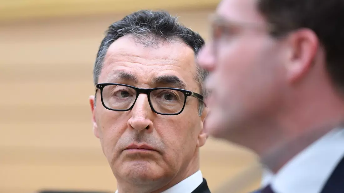Cem Özdemir will mit Manuel Hagel offizielle Gespräche über eine Regierungszusammenarbeit führen. - Bild: Bernd Weißbrod/dpa