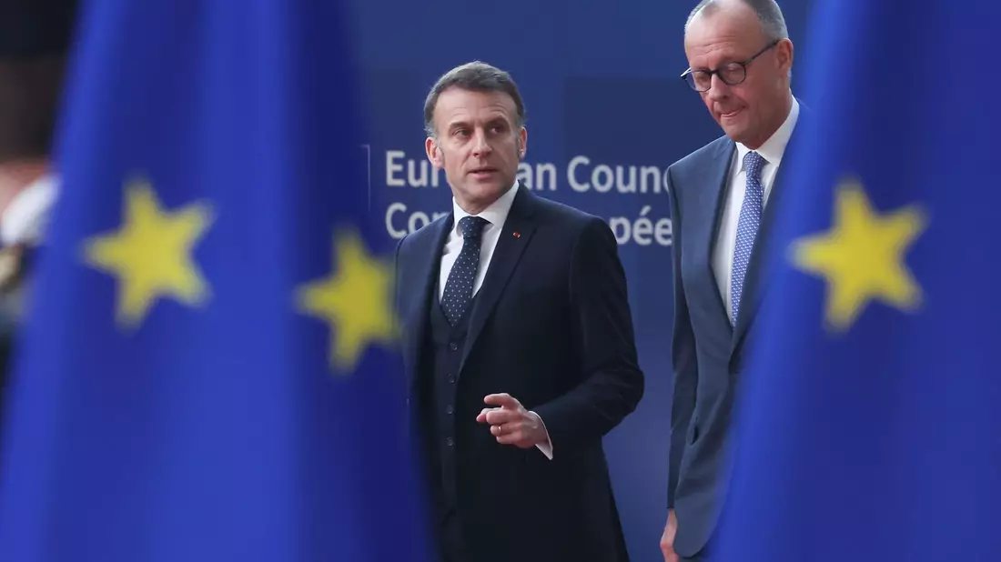 Kommen gemeinsam: Friedrich Merz und Emmanuel Macron. - Bild: Omar Havana/AP/dpa