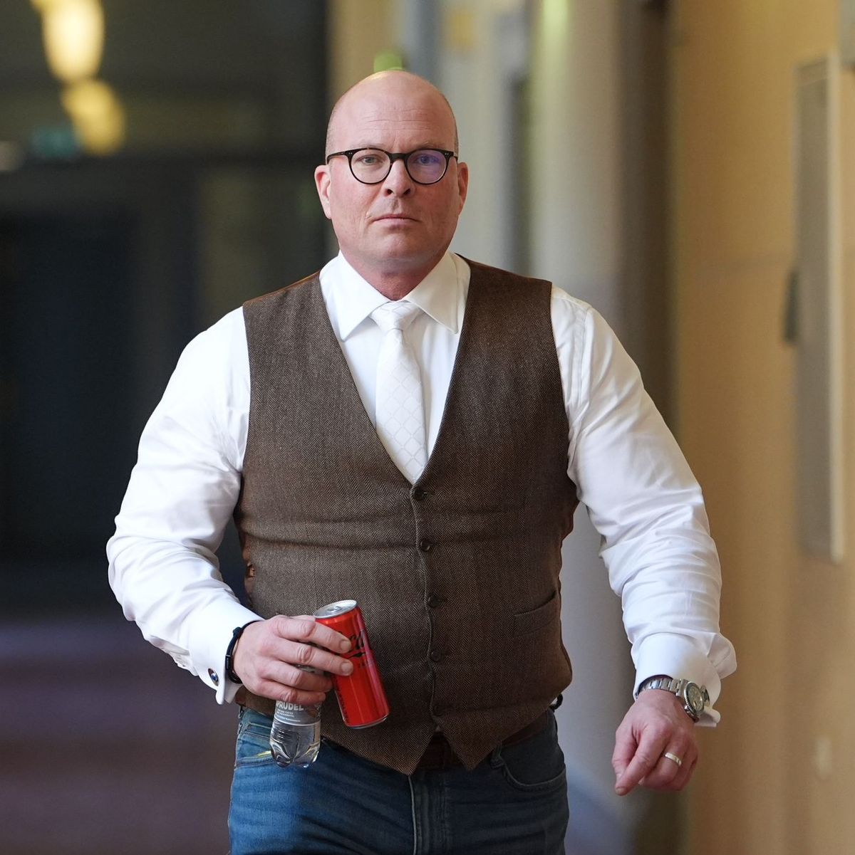 Sascha Böttner, Verteidiger eines angeklagten Israelis, auf dem Weg in den Gerichtssaal. - Foto: Marcus Brandt/dpa